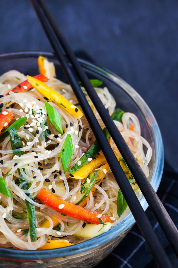 delicious-asian-rice-glass-noodles-with-2QHP3G4-1-683x1024 Receitas-teste