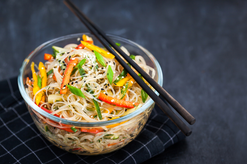 delicious-asian-rice-glass-noodles-with-LQJR7DS-1-1 Receitas-teste