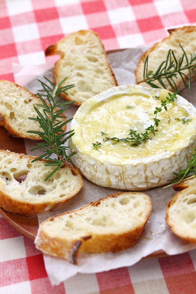 baked-camembert-cheese-fondue-PA6AKT6-1-683x1024 Receitas